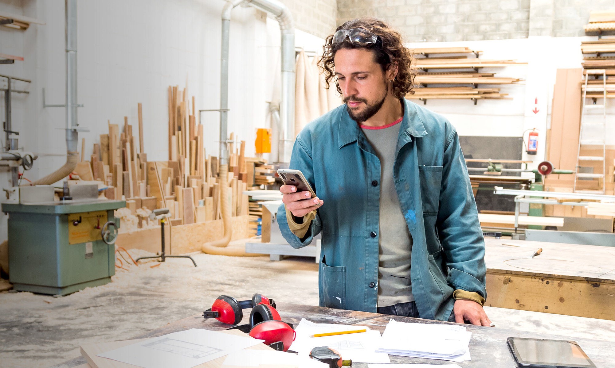 A man holds a cell phone.